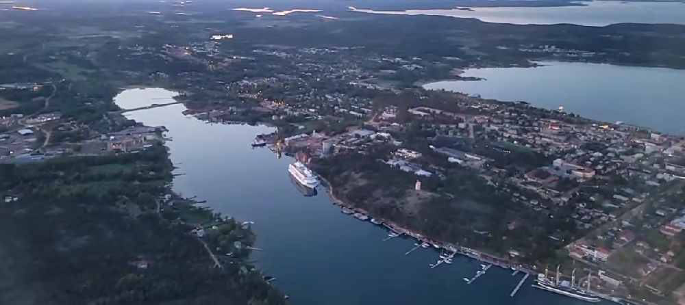 高空实拍芬兰海外领地奥拉群岛首府玛丽港全景